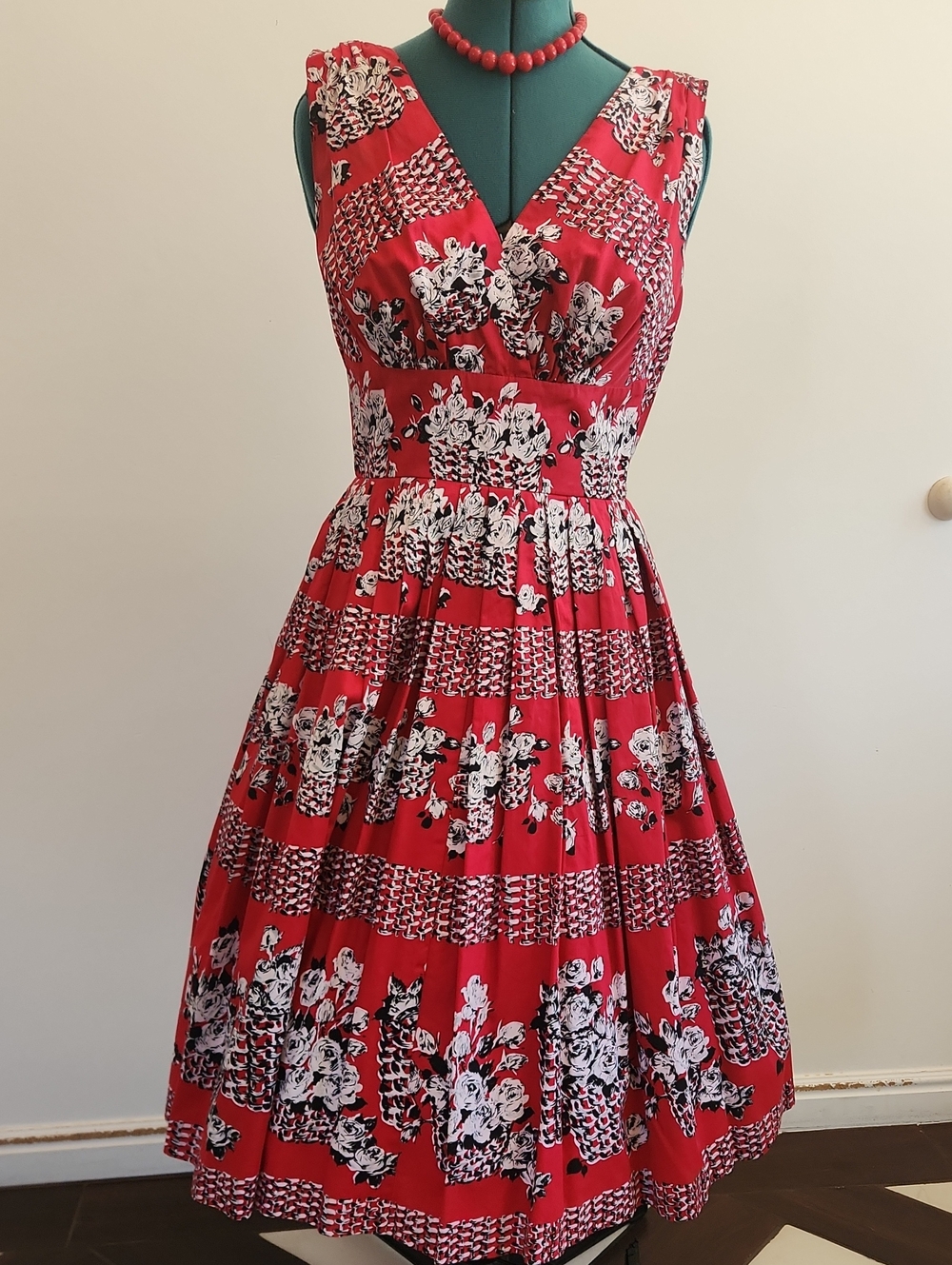 🥀RetroSpec'd Clothing  Red Floral Basket Dress Sz 6